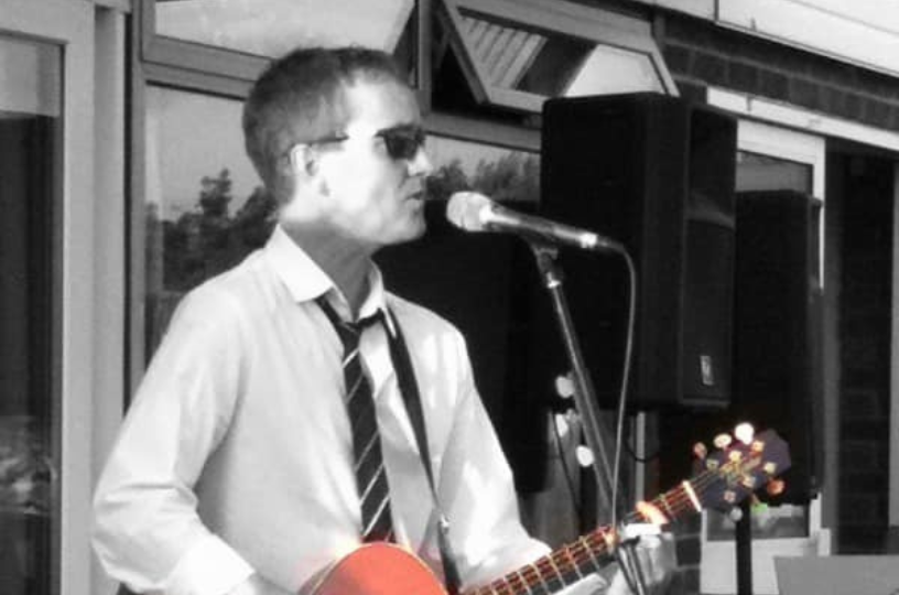 Live Music with Damien Delahunty at The Barley Mow Hersham.